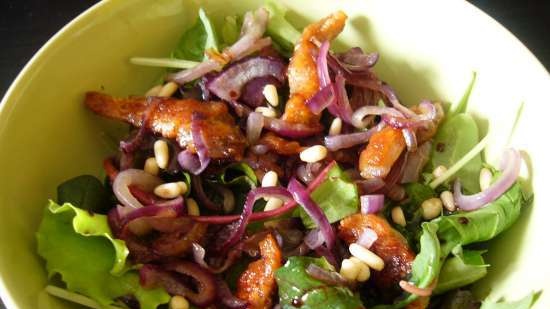 Salad with fried chicken and onions with pomegranate sauce