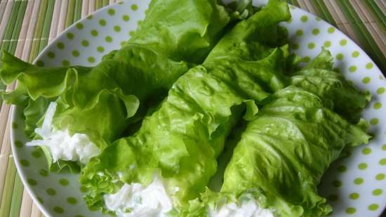 Insalata rinfrescante in foglie di lattuga