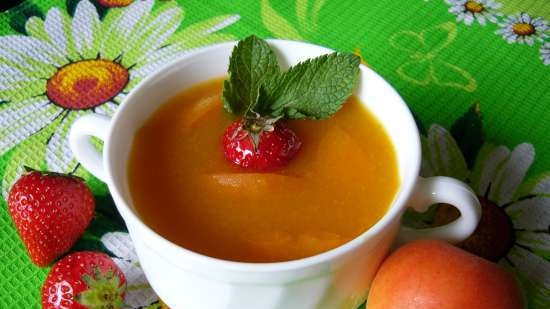 Dessert zuppa fredda con albicocche e fragole