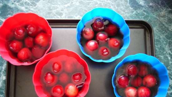 Postre helado cremoso de yogur con cerezas