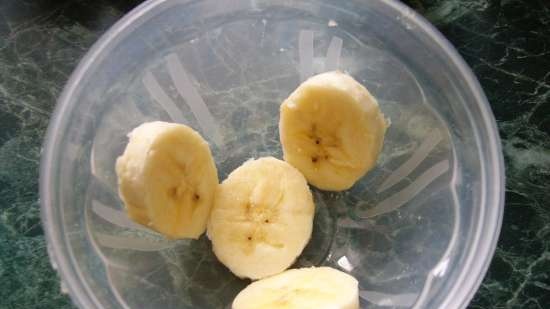 Banane con fragole in gelatina di limone