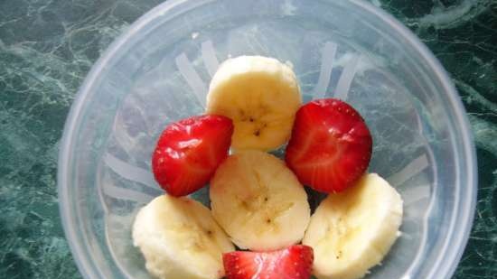 Banane con fragole in gelatina di limone