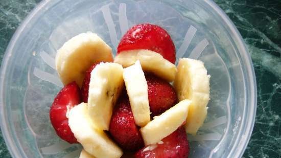 Banane con fragole in gelatina di limone