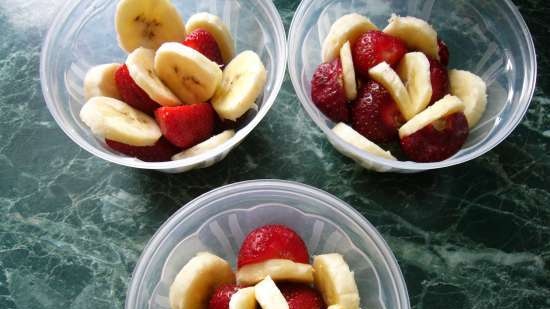 Plátanos con fresas en gelatina de limón