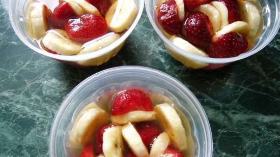 Mga saging na may mga strawberry sa lemon jelly