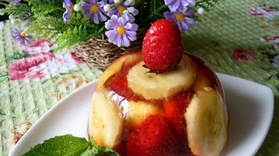 Banane con fragole in gelatina di limone