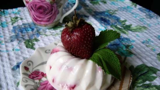 Curd and strawberry blancmange