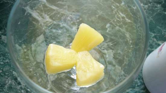 Ananas con marmellata in gelatina di tè Hibiscus con rosa canina