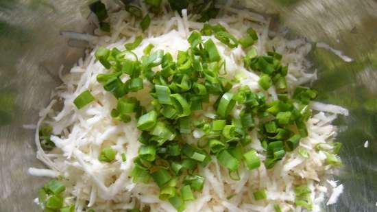 Lichte selderijwortelsalade met groene uien