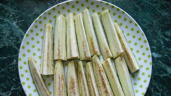 Maleza de verduras con salsa de crema agria y ajo