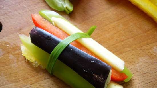 Maleza de verduras con salsa de crema agria y ajo