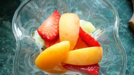 Frutta fresca e bacche in una crema al limone cremosa