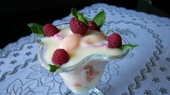 Frutta fresca e bacche in una crema al limone cremosa