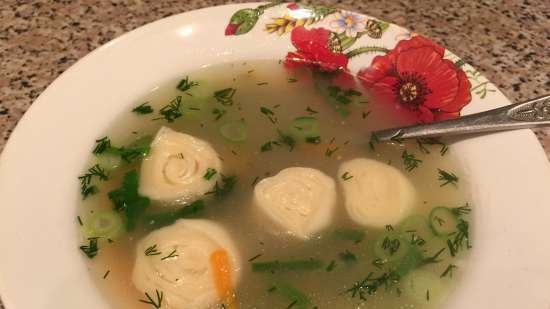 Deliciosa sopa de pollo con rollitos de queso