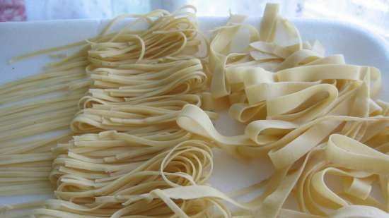 Tagliatelle fatte in casa, ravioli e tutto il necessario per prepararli