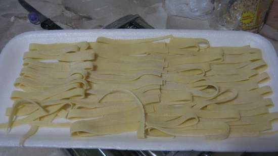 Tagliatelle fatte in casa, ravioli e tutto il necessario per prepararli