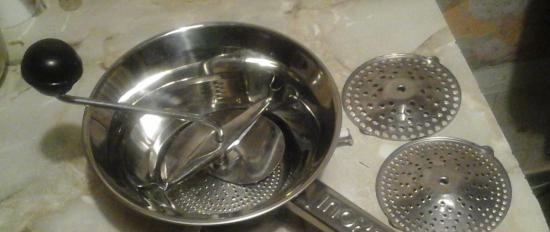 Sieve (electrical and mechanical) for cleaning