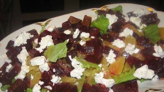 Insalata con formaggio feta, barbabietola e arancia