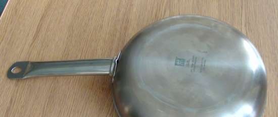 Cooking utensils (pots, pans, lids) (2)