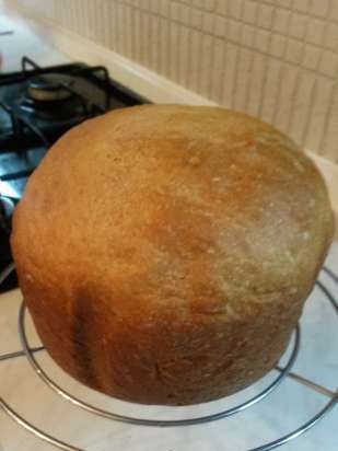 Pane di grano con panna acida e siero di latte in una macchina per il pane