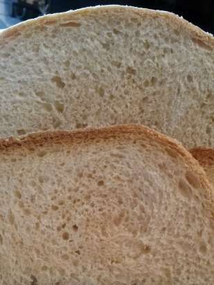 Pane di grano con panna acida e siero di latte in una macchina per il pane