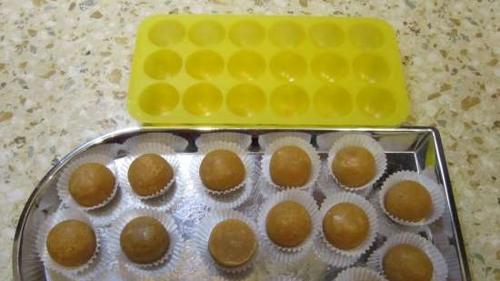 Preparazione delle polpette e non solo in stampi da ghiaccio in silicone