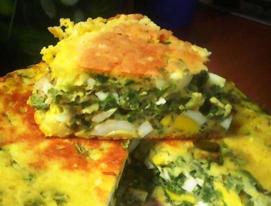 Torta di frittata con uova e cipolle verdi in una pentola a cottura lenta o in forno