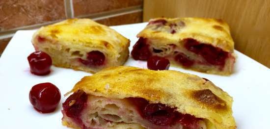 Cherry strudel (igulong ang kuwarta sa pamamagitan ng kamay)