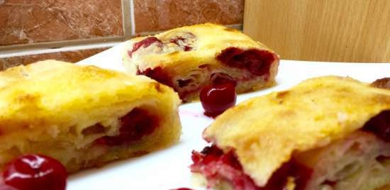 Cherry strudel (igulong ang kuwarta sa pamamagitan ng kamay)