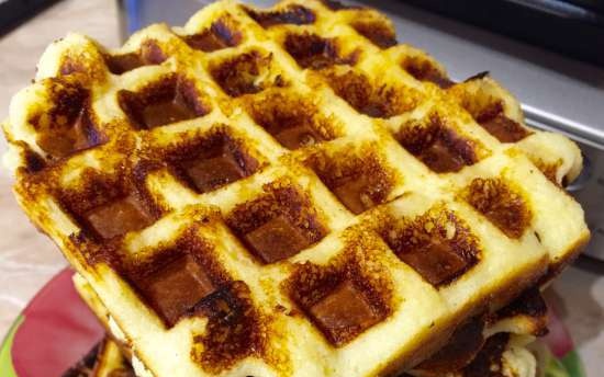 Vafle de brânză de vaci într-un fier de vafe GF-020 Waffle Pro