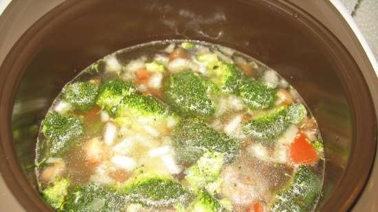 Zuppa con polpette e broccoli per multicooker Redmond RMC-01