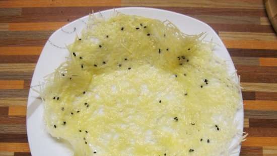 Cheese platters with rice (Riso Ermes alle nocciole in cialda di parmigiano e semi di sesamo nero)