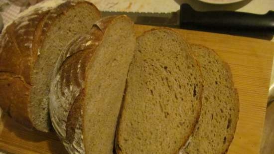 Wheat-rye bread with baked garlic and balsamic cream