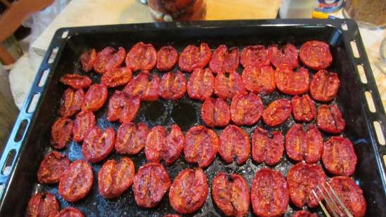 Zongedroogde tomaten in de oven in geurige olie (koken en inblikken)