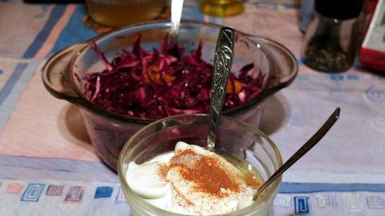 Red salad ng repolyo na may mga tangerine