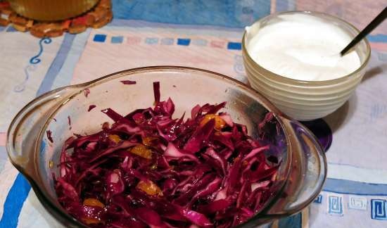 Red salad ng repolyo na may mga tangerine