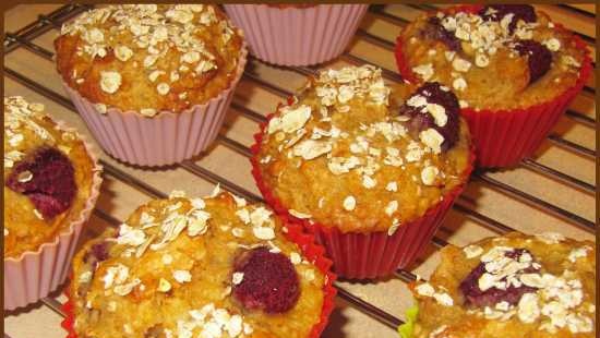 Muffins na may berry, prutas katas at cereal