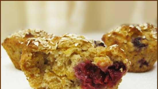 Muffin con frutti di bosco, purea di frutta e cereali