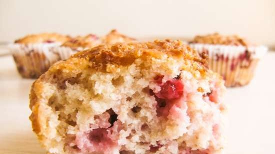 Muffins with whole grain flour, berries and white chocolate