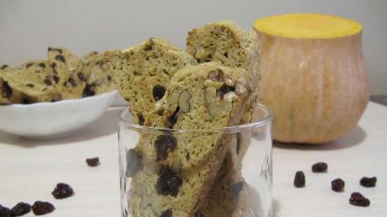 Biscotti alla zucca con albicocche secche e noci