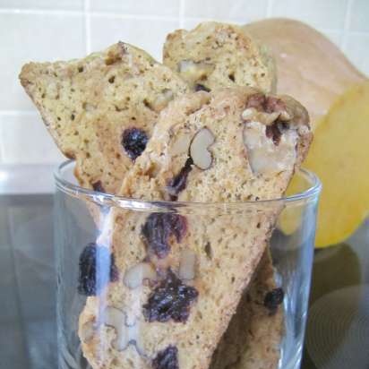 Biscotti alla zucca con albicocche secche e noci