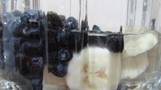 Saging blueberry smoothie na may tubig ng niyog