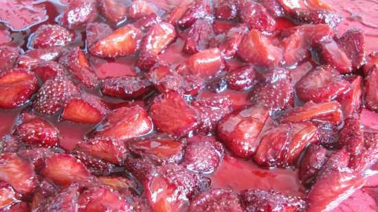 Gelato cremoso con fragole al forno