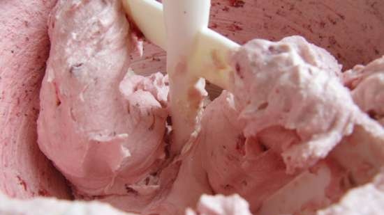 Gelato cremoso con fragole al forno