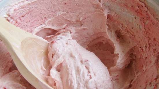 Gelato cremoso con fragole al forno