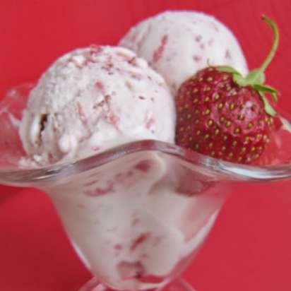 Gelato cremoso con fragole al forno