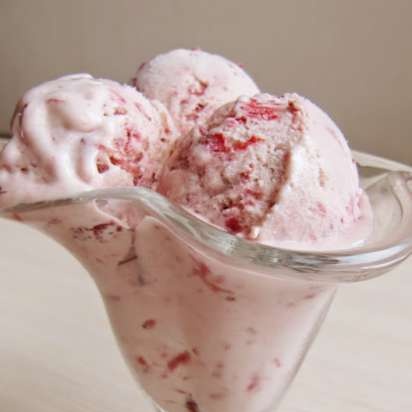 Gelato cremoso con fragole al forno