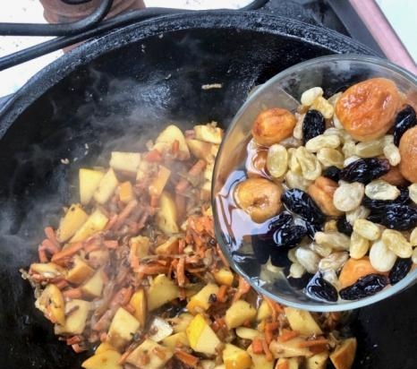 Pilaf with dried fruits and quince (without meat)