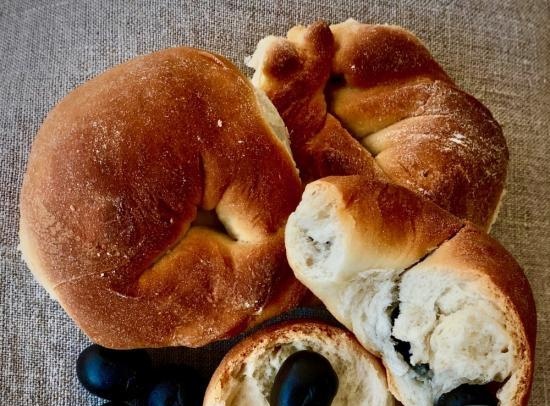 Cypriot (Greek) na mga buns na may mga olibo (eliopites)