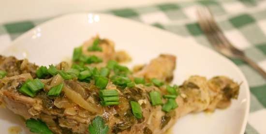 Pollo al horno al vino blanco con cebollas verdes